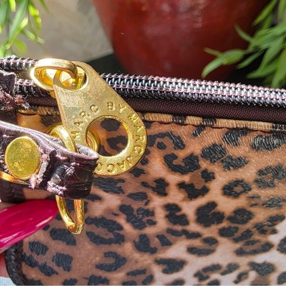 Marc By Marc Jacobs Cheetah Leporad Animal Print Small Zip Top Wristlet 8x5 - Picture 8 of 11